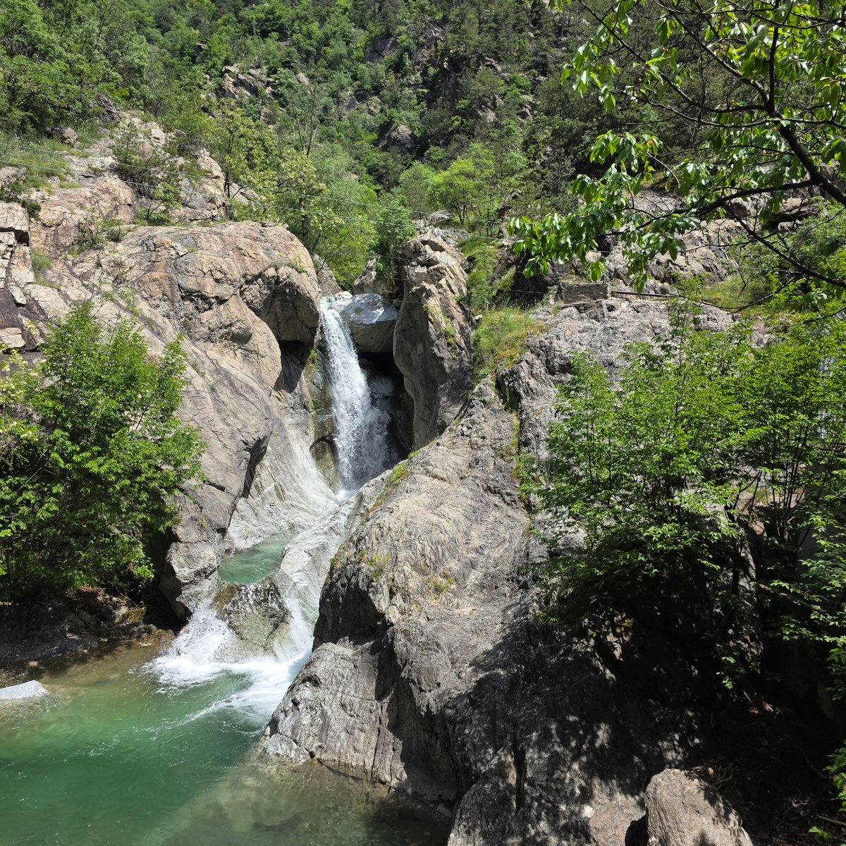 Witnesses capture Karlovo waterfall and streams amid spring foliage