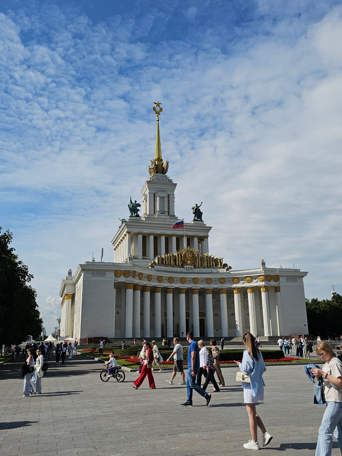 Afternoon at VDNKh's golden fountain, Moscow