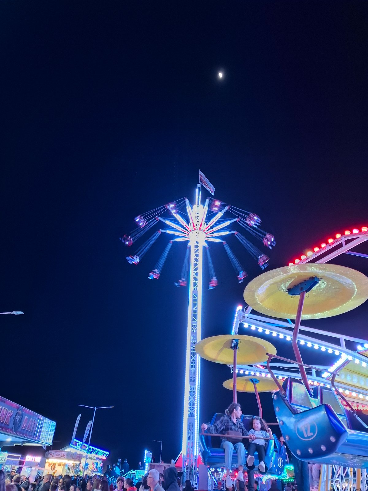 Nighttime carnival draws crowds to Burgas waterfront