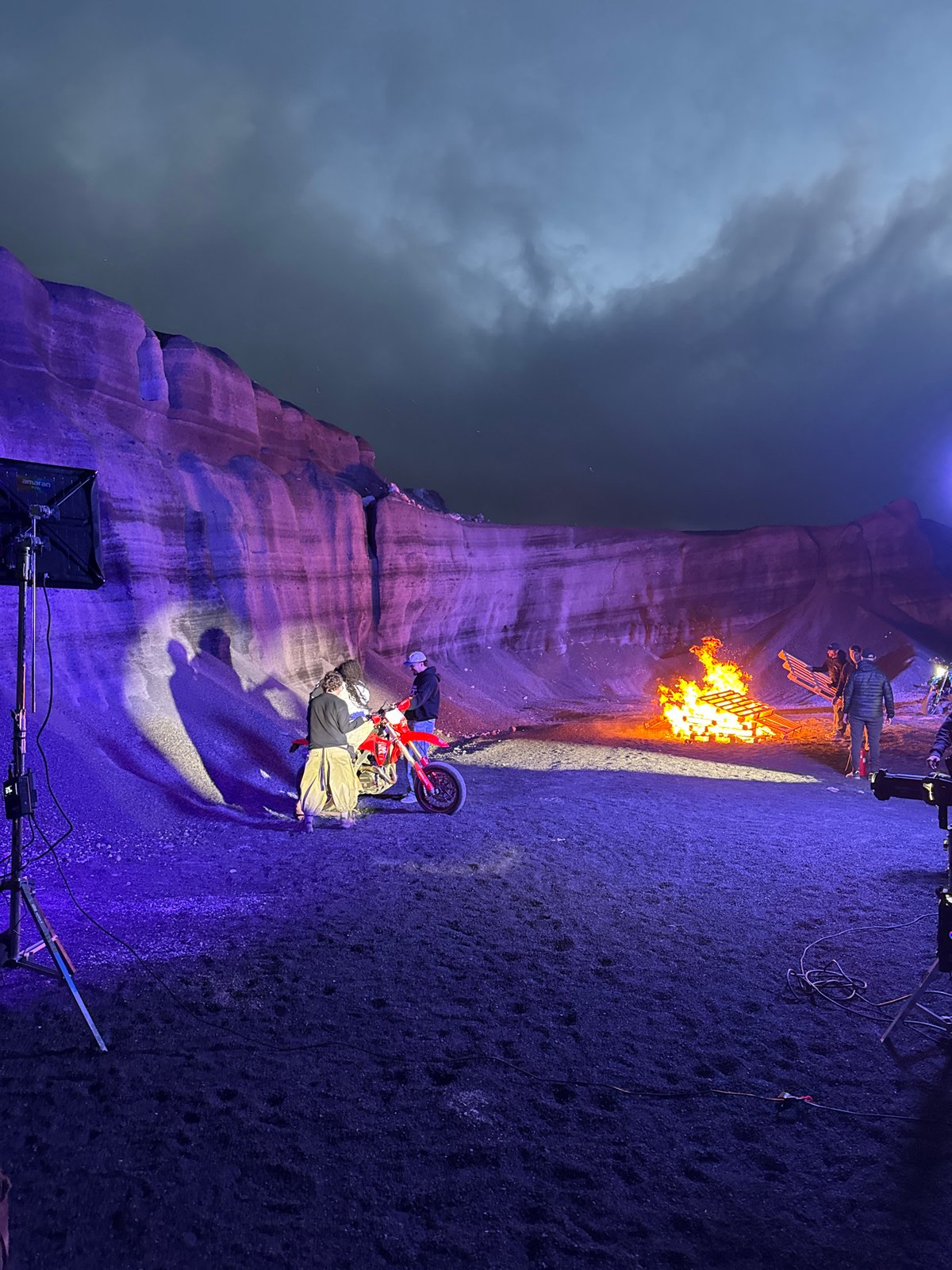 Motorcycle performance with controlled fire draws crowd in Teguise