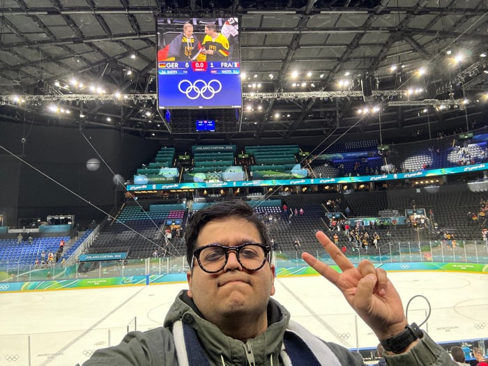 Olympic ice hockey matches draw crowds in Milan