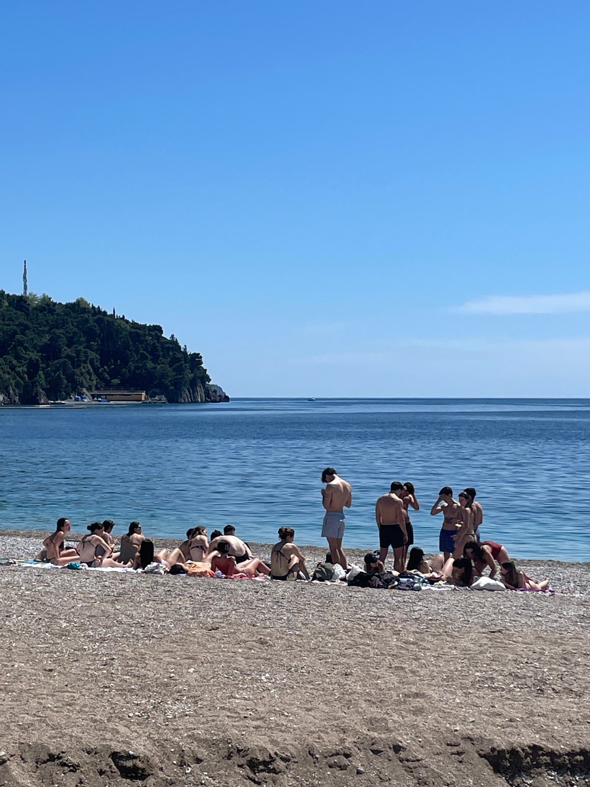 Clear sunny day draws crowds to Budva beaches