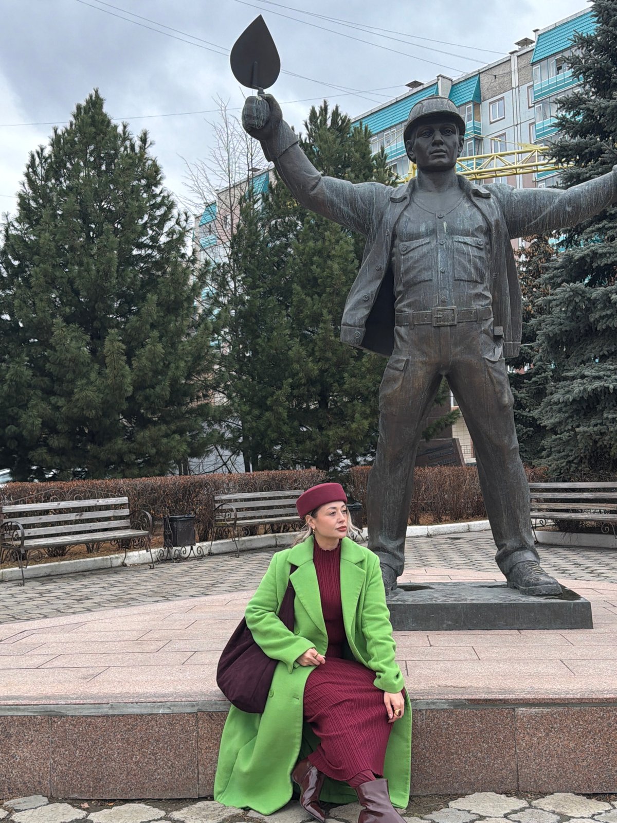 Morning photography session captures woman, statue, and Corgi in Krasnoyarsk