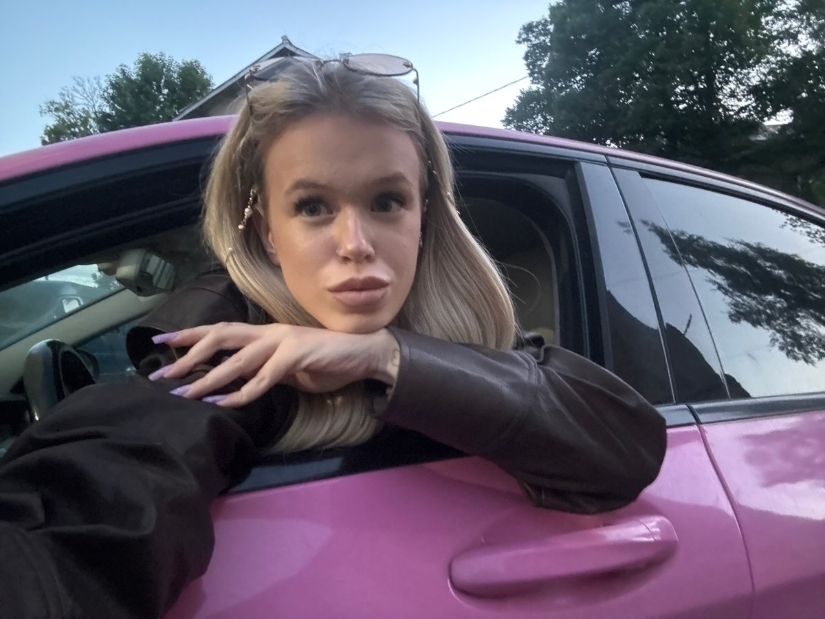 Evening ride through Saint Petersburg in a pink car