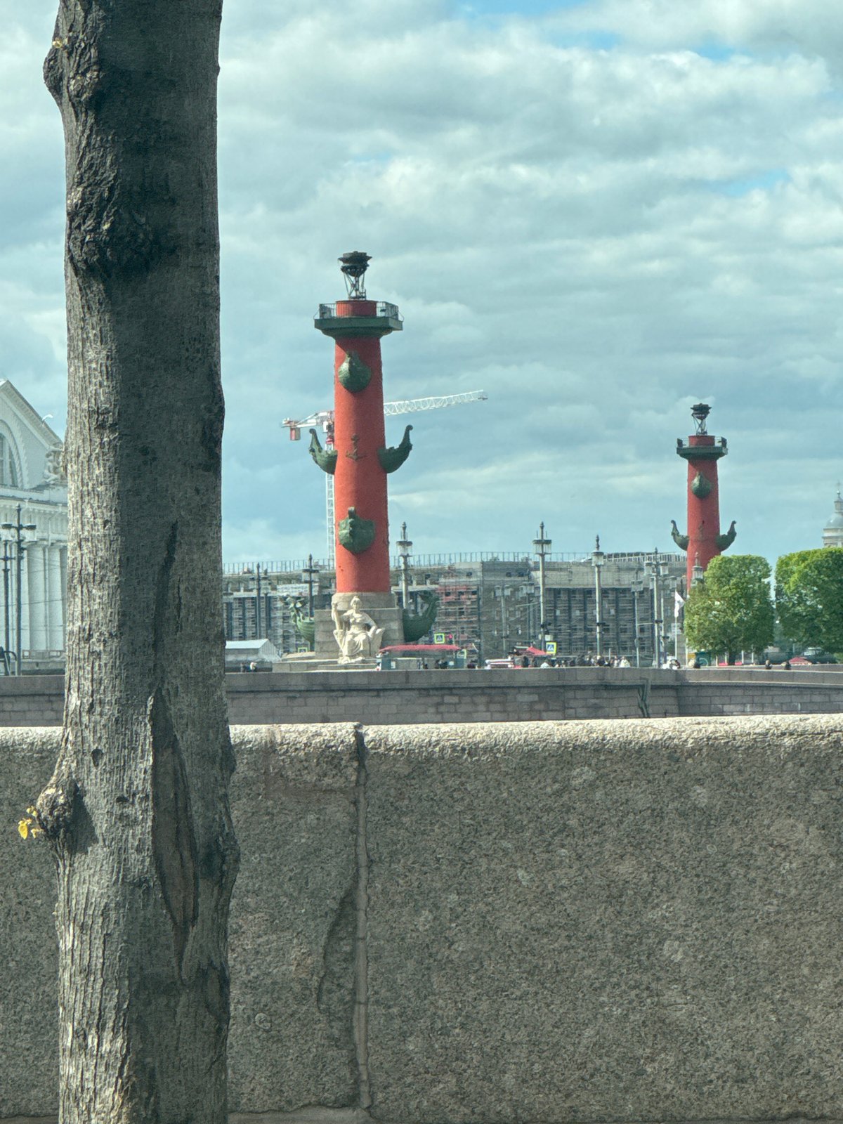 Tourist documents brief sightseeing tour of central Saint Petersburg landmarks