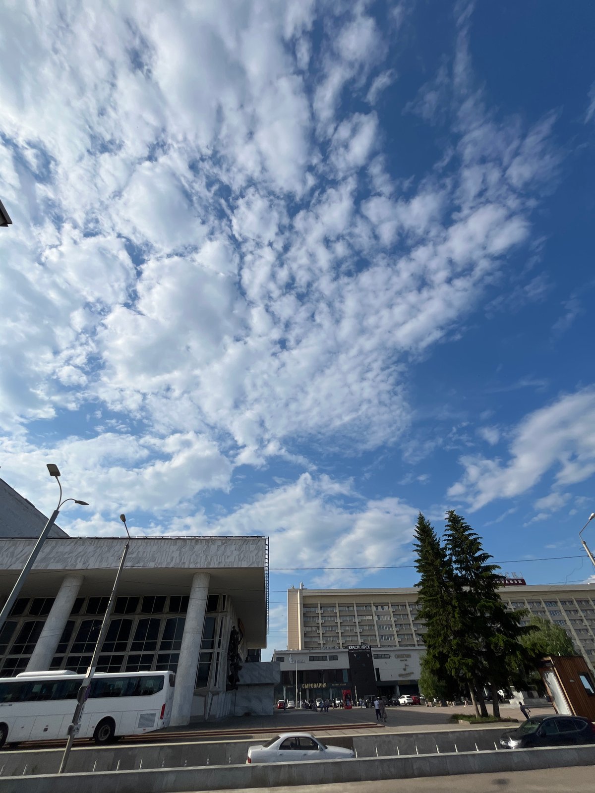 Afternoon dining and festival scenes around Krasnoyarsk's city center