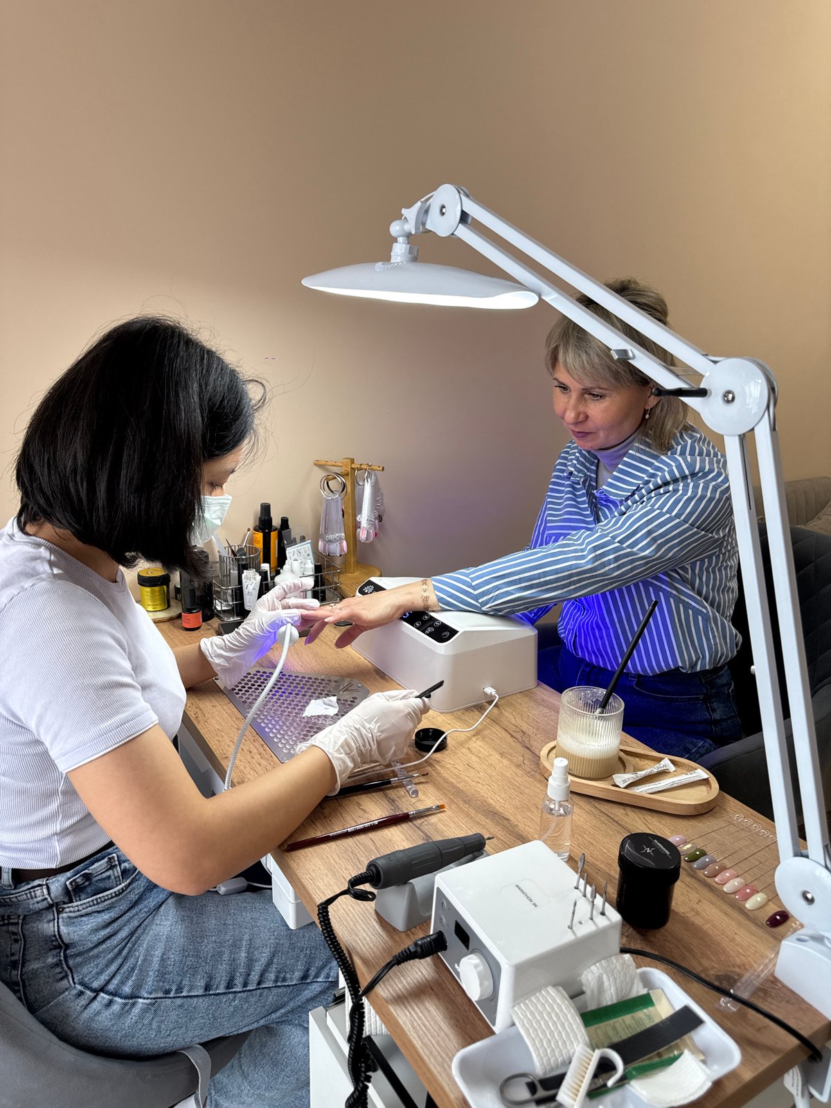 Routine nail salon operations documented in Nizhnevartovsk, Russia
