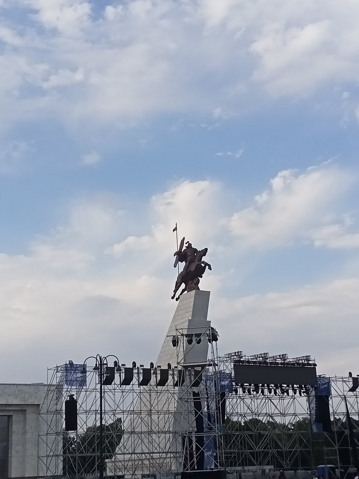 Bishkek's civic center: monuments, fountains, and ceremonial guards