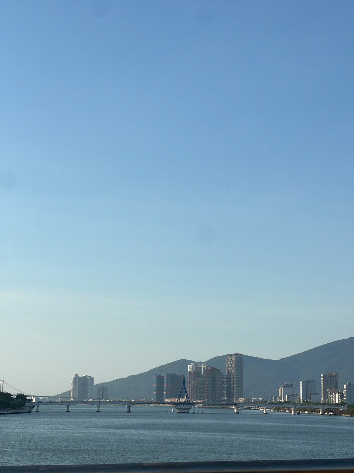Morning around Da Nang: bridges, traffic, cafes, and skyline views