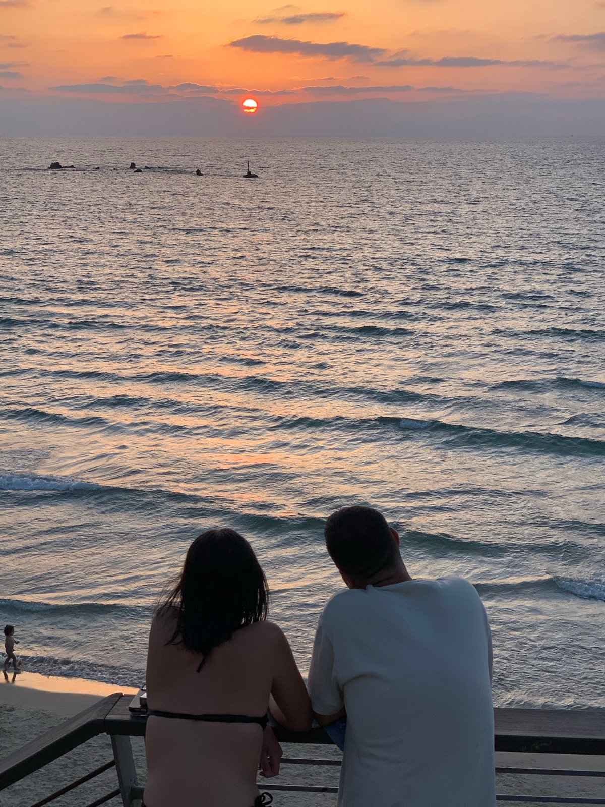 Tel Aviv evening: sunset watchers, markets, street music