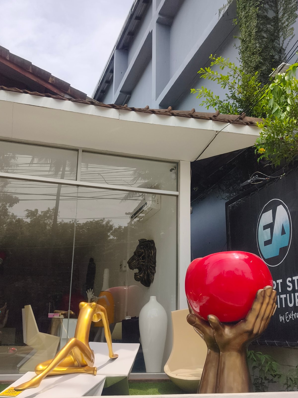 Bold geometric animal sculptures on display outside Ko Samui gallery