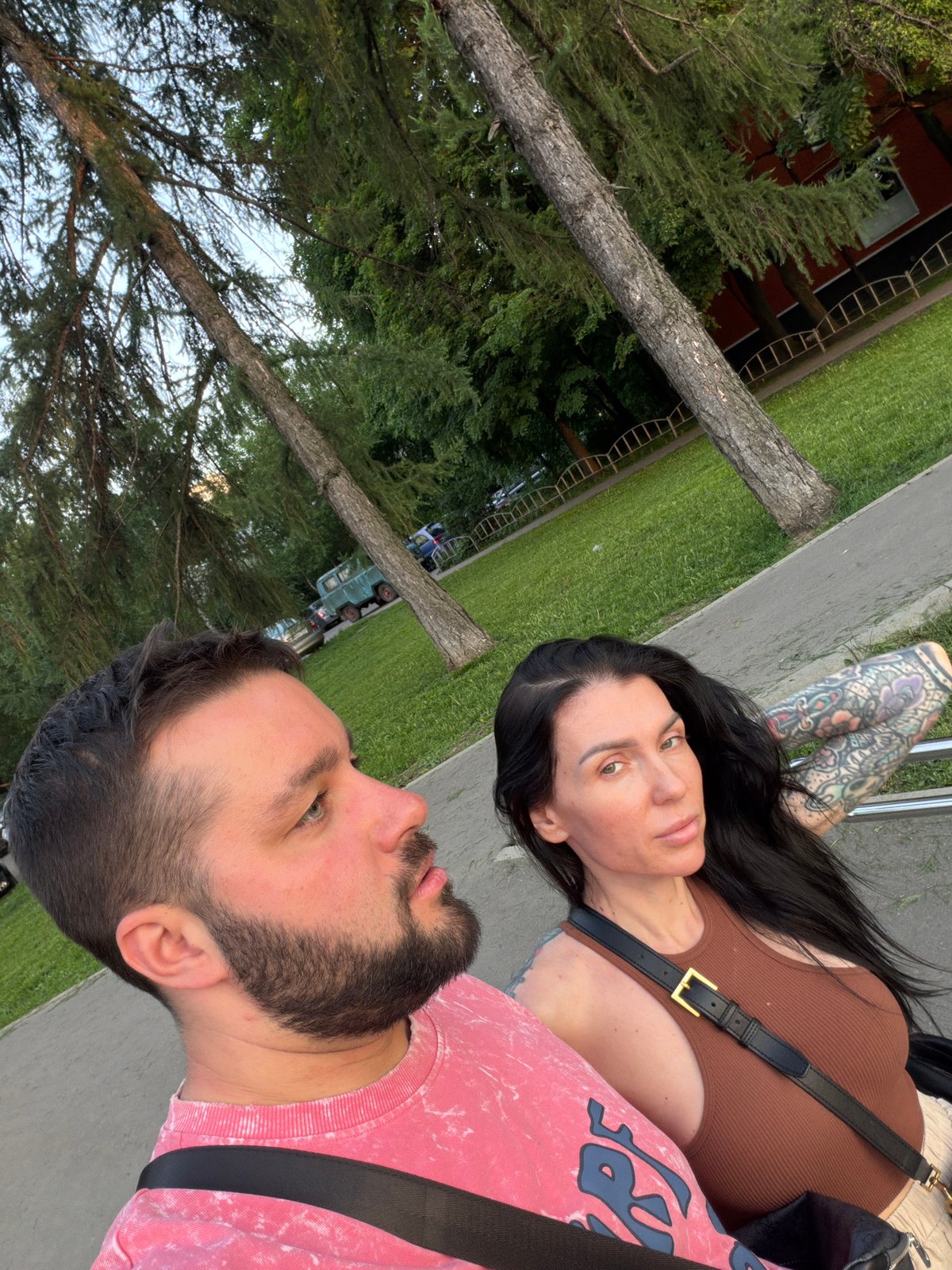Couple documents casual afternoon outing around Moscow parks, wildlife