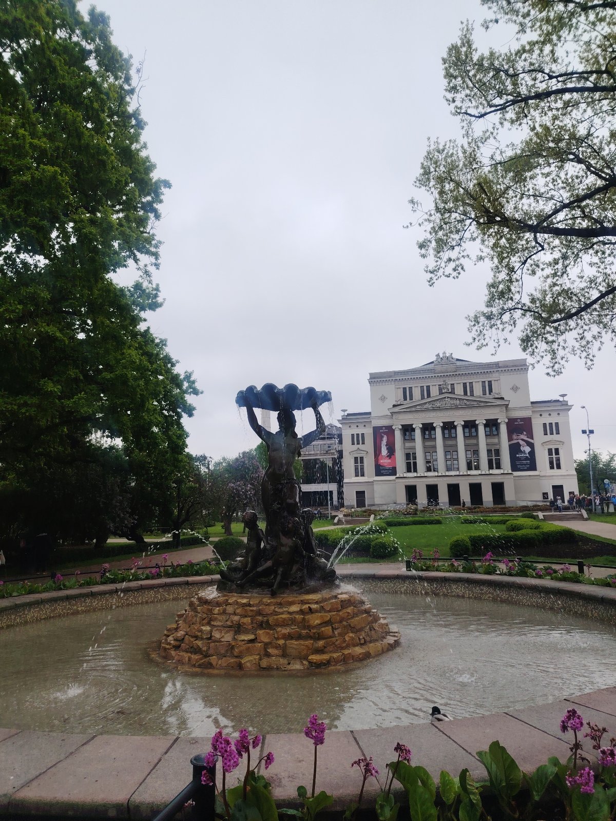 Spring blooms and fountains captured in Riga park walkthrough