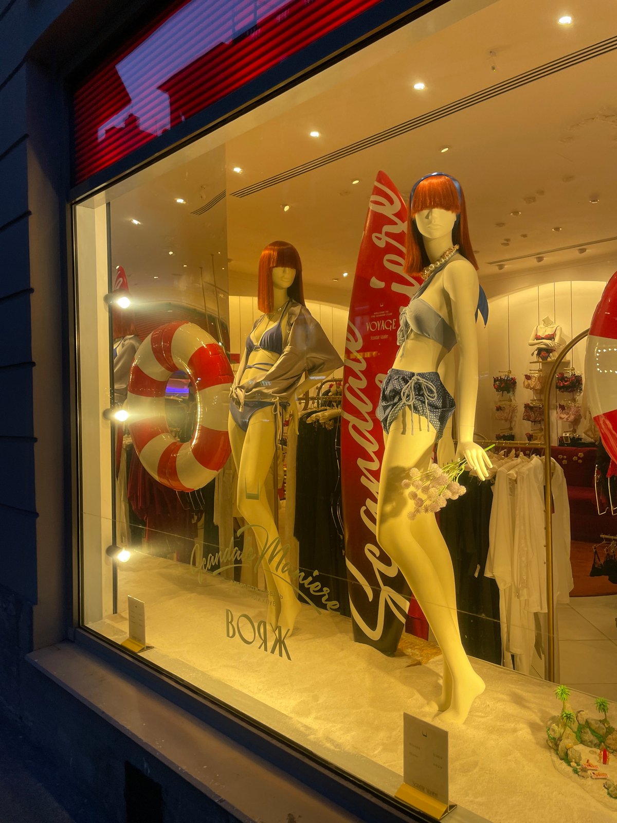 Evening street life and storefronts documented in Saint Petersburg