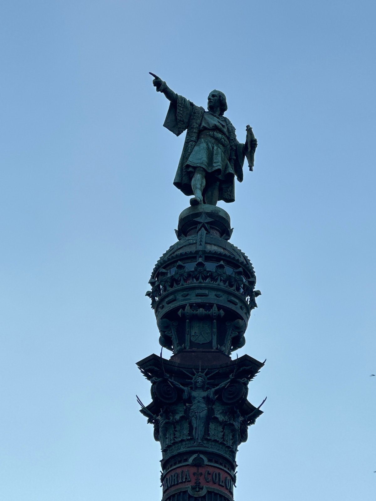 Evening walk captures Barcelona monuments, harbor, and architecture