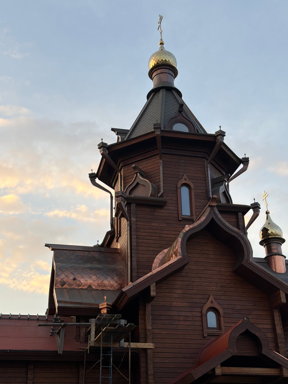 Everyday moments captured across Krasnoyarsk during midday hours