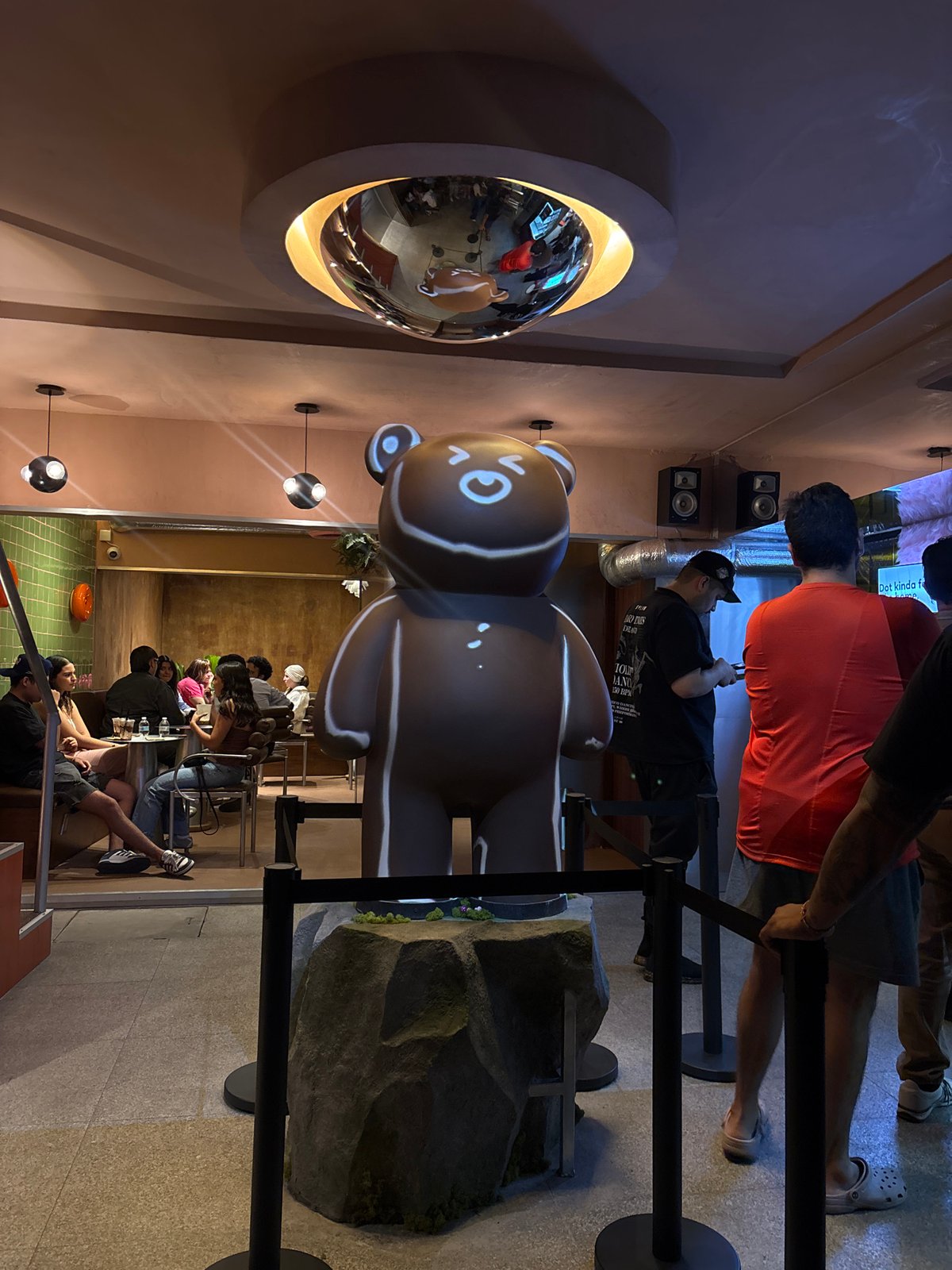 Casual Sunday morning scenes documented around Cuernavaca cafes and interiors