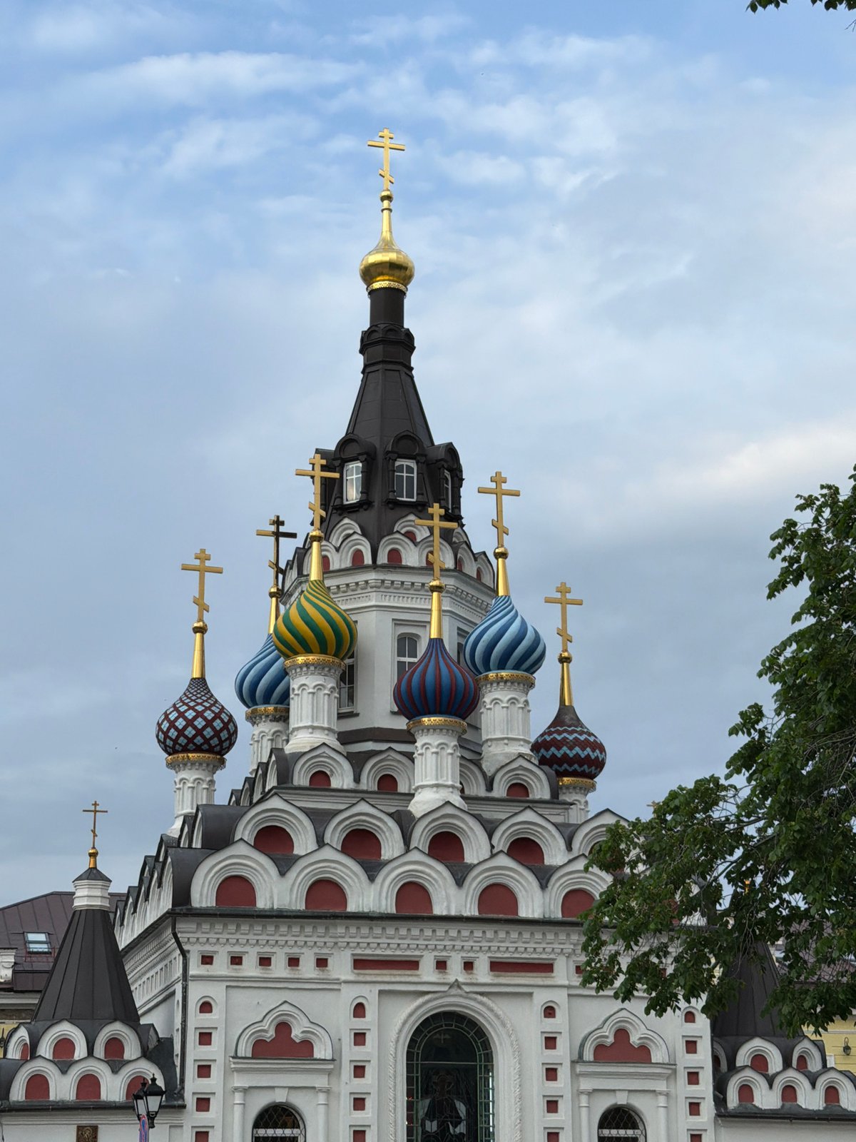 Ordinary afternoon moments documented across Saratov, Russia