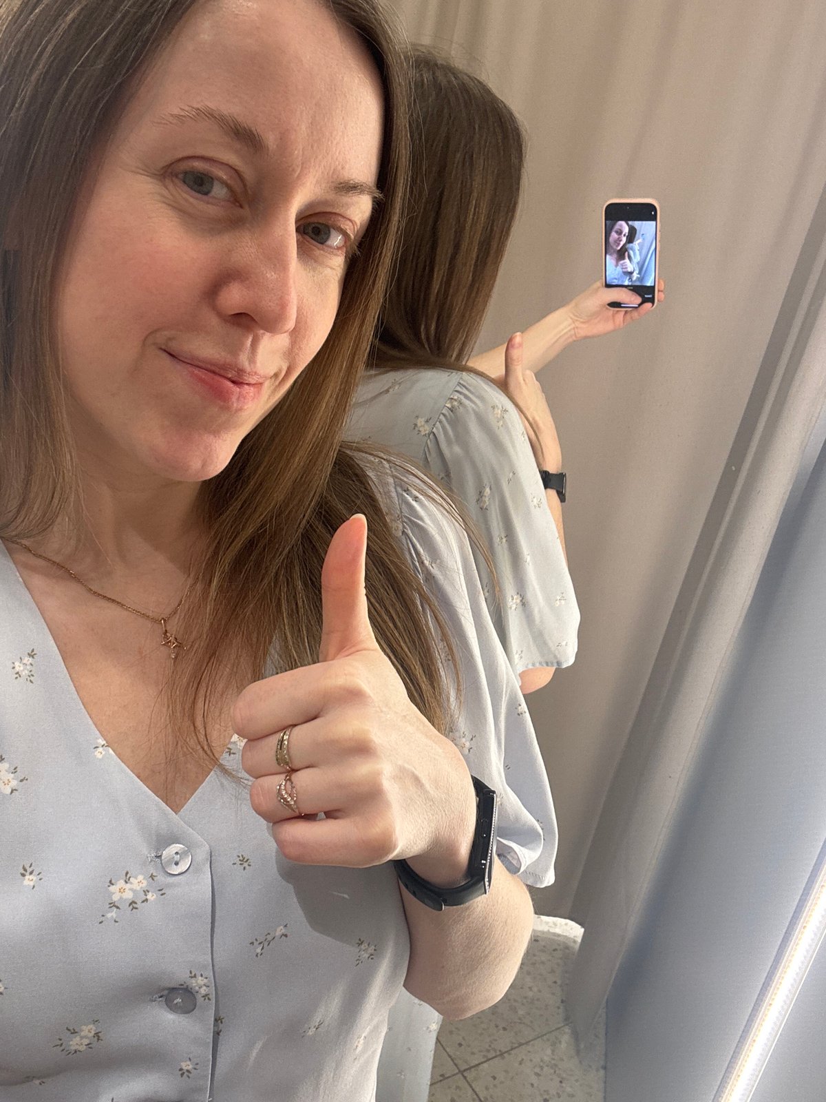 Woman takes fitting room selfies in Kudrovo store