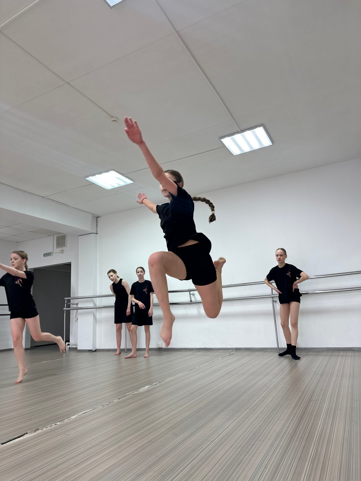 Young dancers practice in Votkinsk studio session