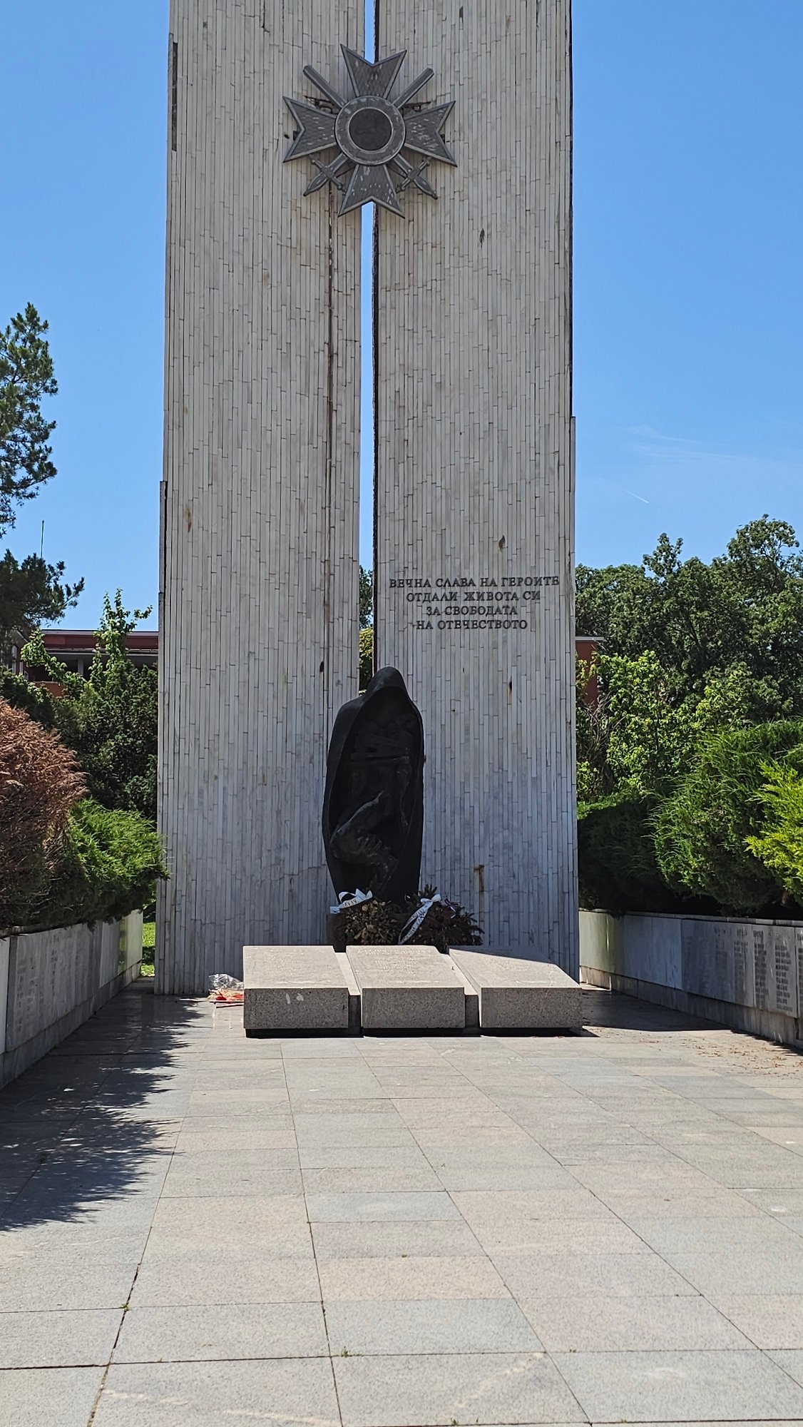 Urban park with fountains and gardens documented by witnesses