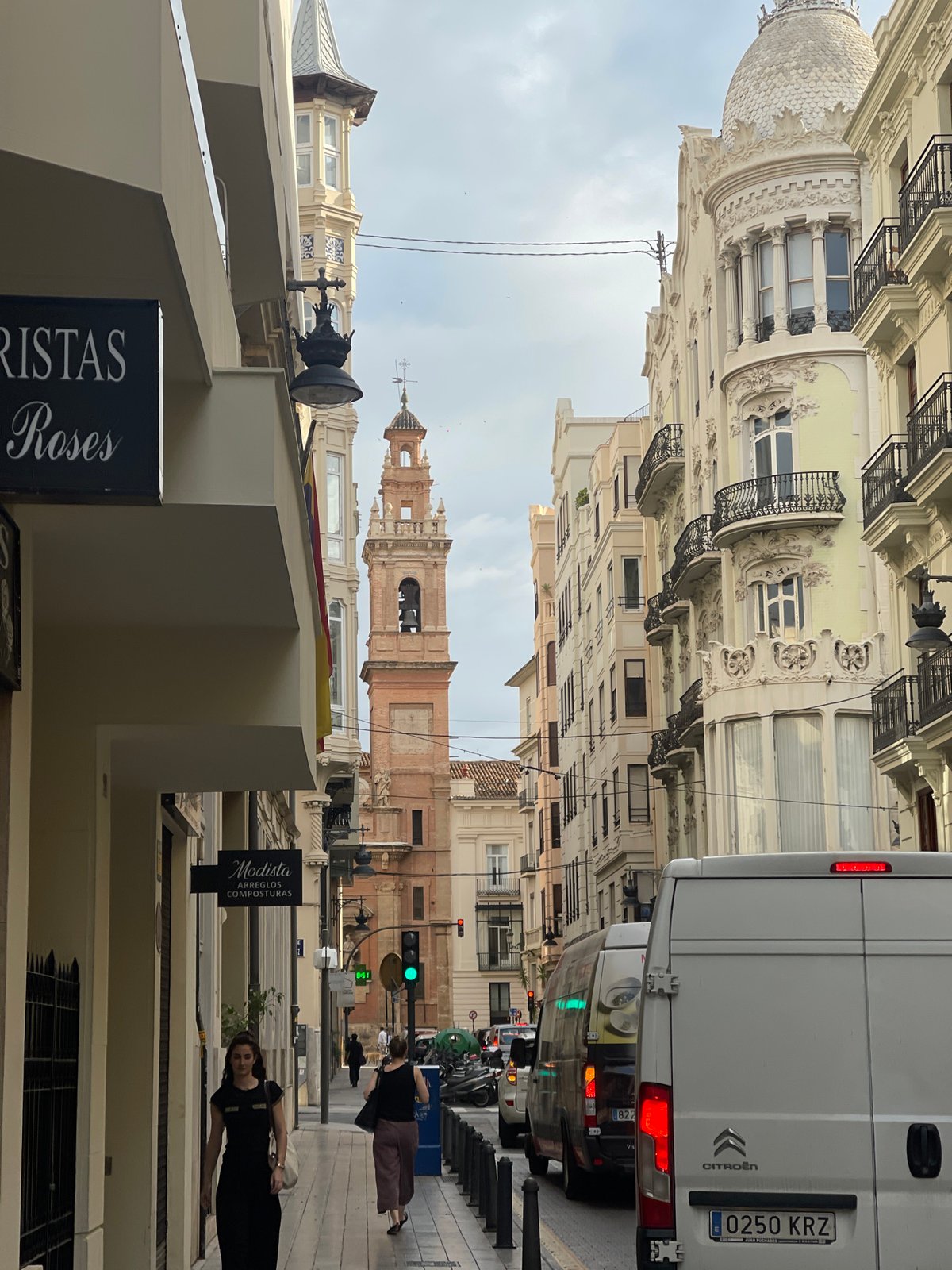 Morning architectural documentation in València's historic district