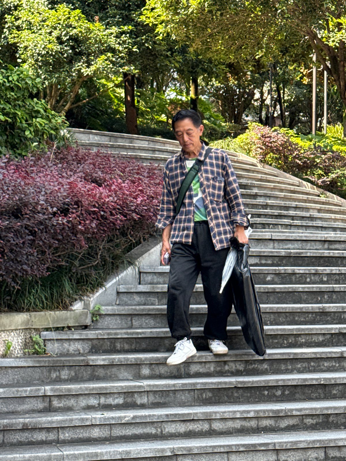 Morning street life documented around Banan monument
