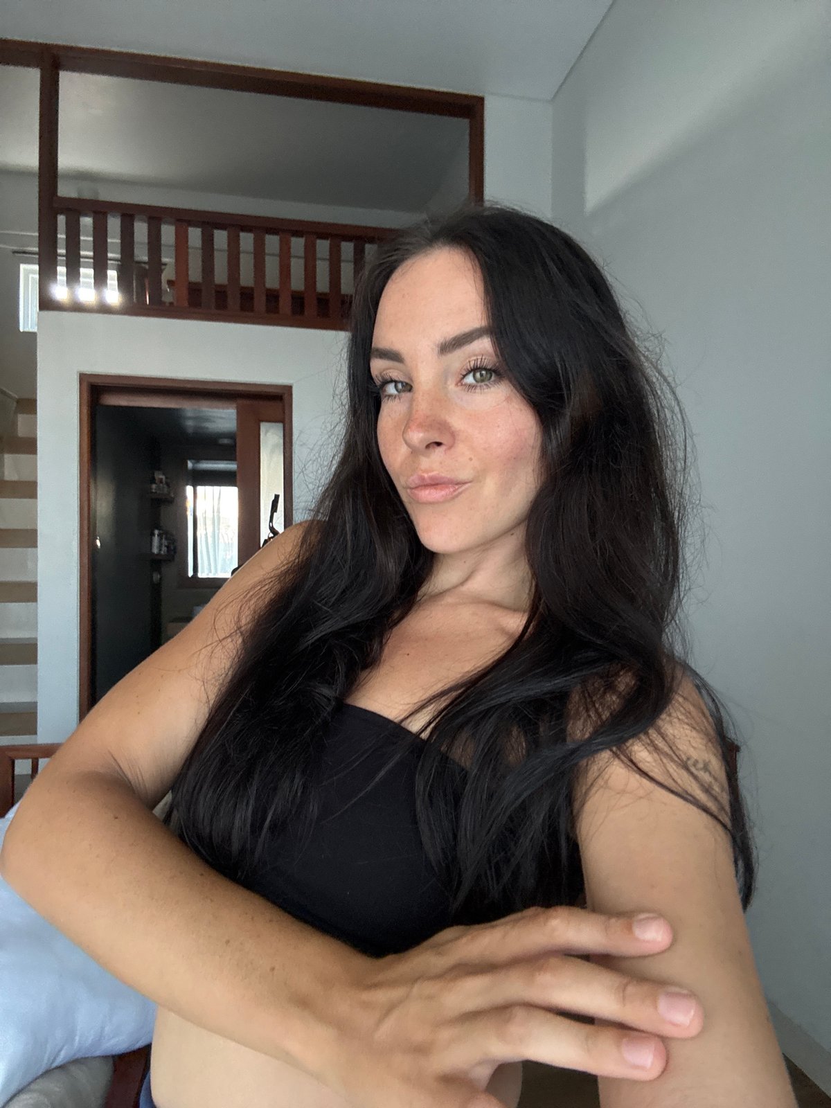 Morning in a Bali loft: selfies, room details, balcony views