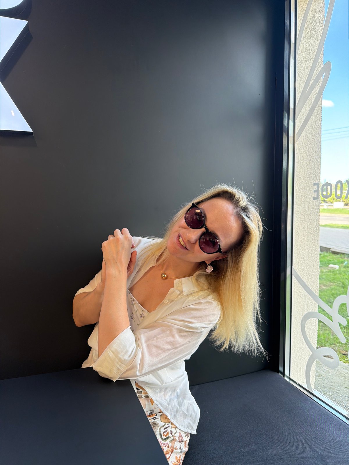 Morning scenes captured in Izhevsk: woman poses, bakery operates