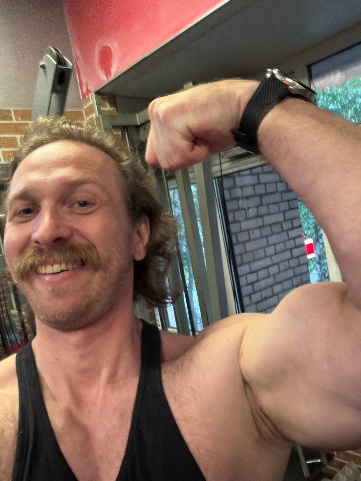 Man takes gym selfies in Saint Petersburg
