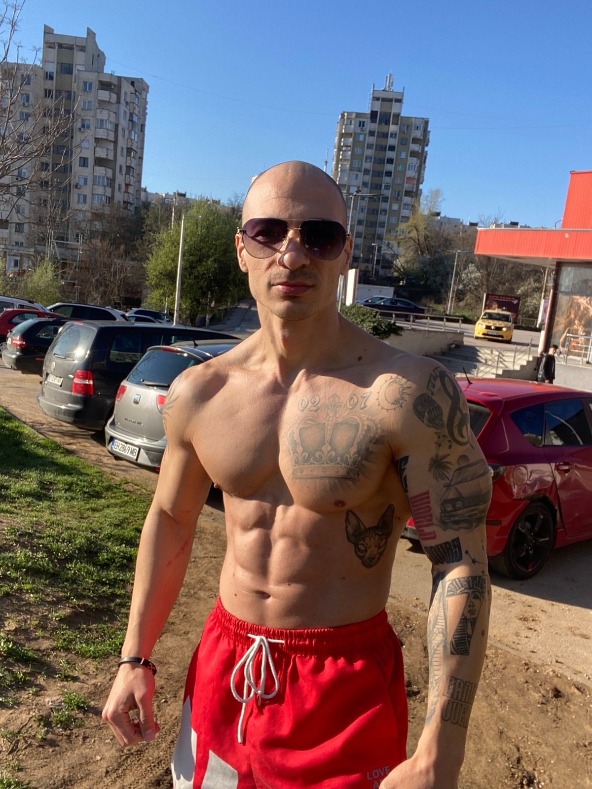 Morning photo session captures tattooed man, woman in Pleven