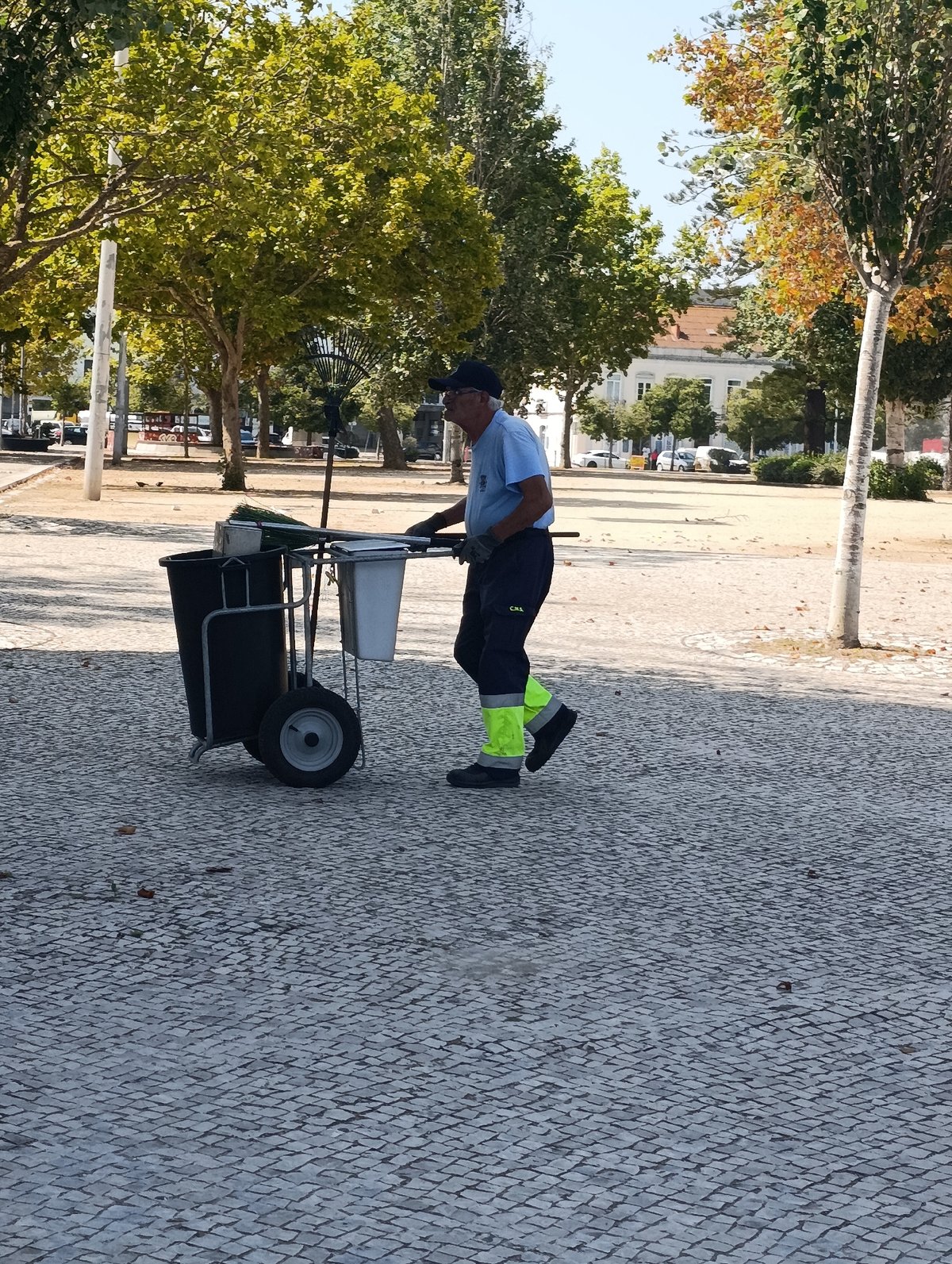 Busy morning along Setúbal's waterfront and city streets