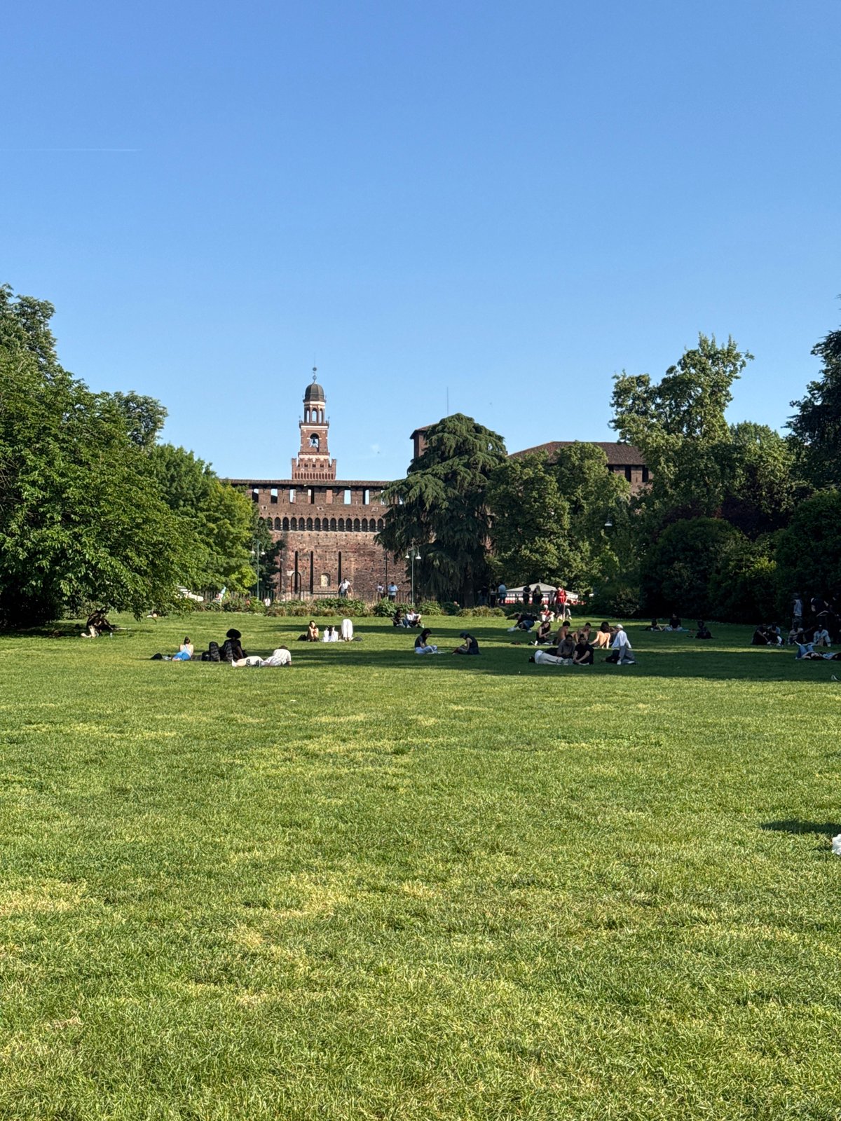 Sunny afternoon leisure activities documented at Milan park