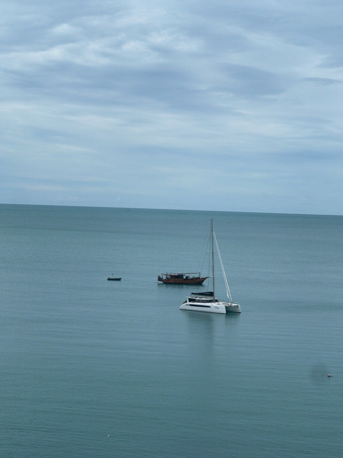 Boats and rocky shores along the Ko Samui coast