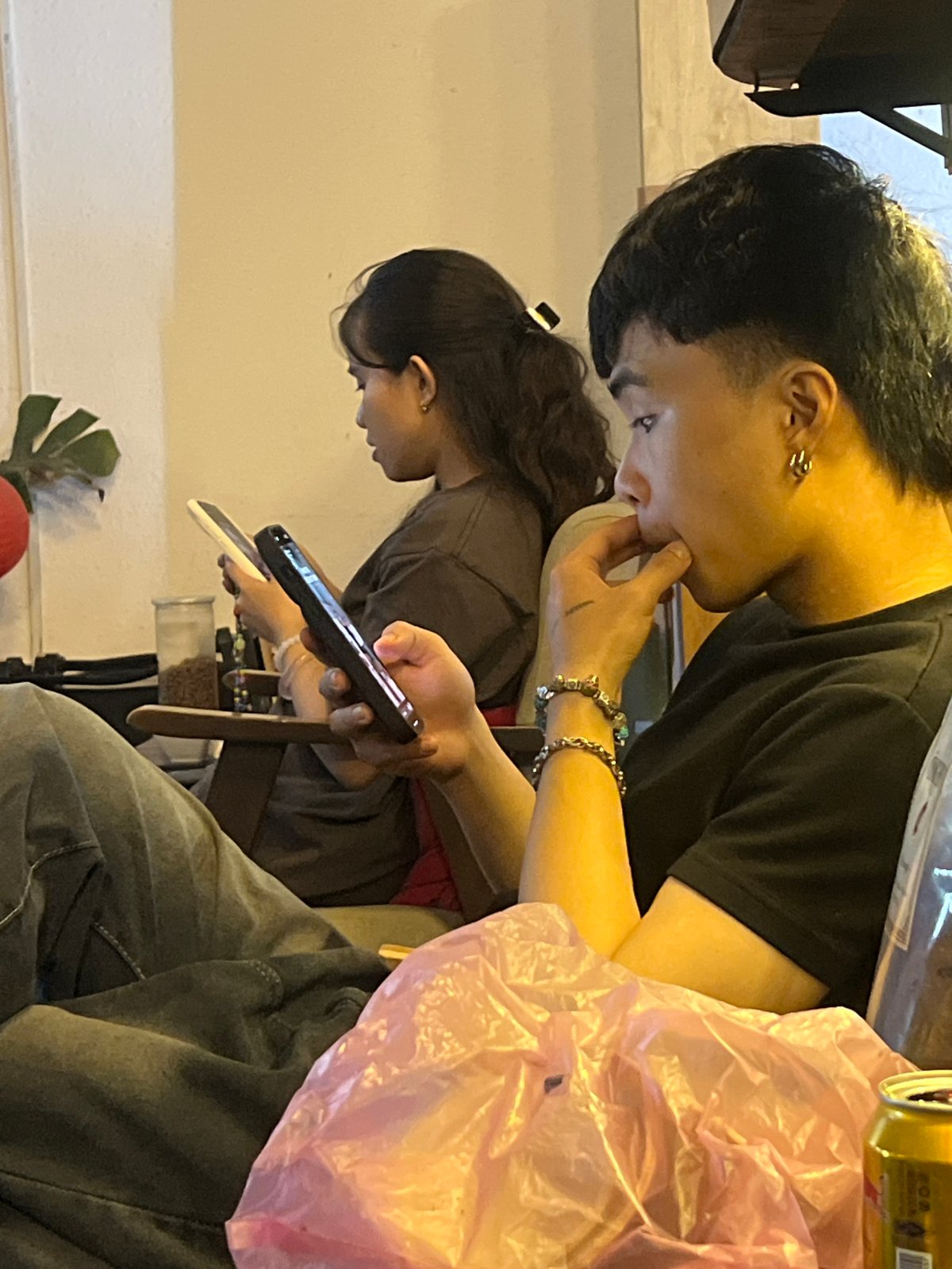 Young adults gather at evening cafe in Đà Nẵng