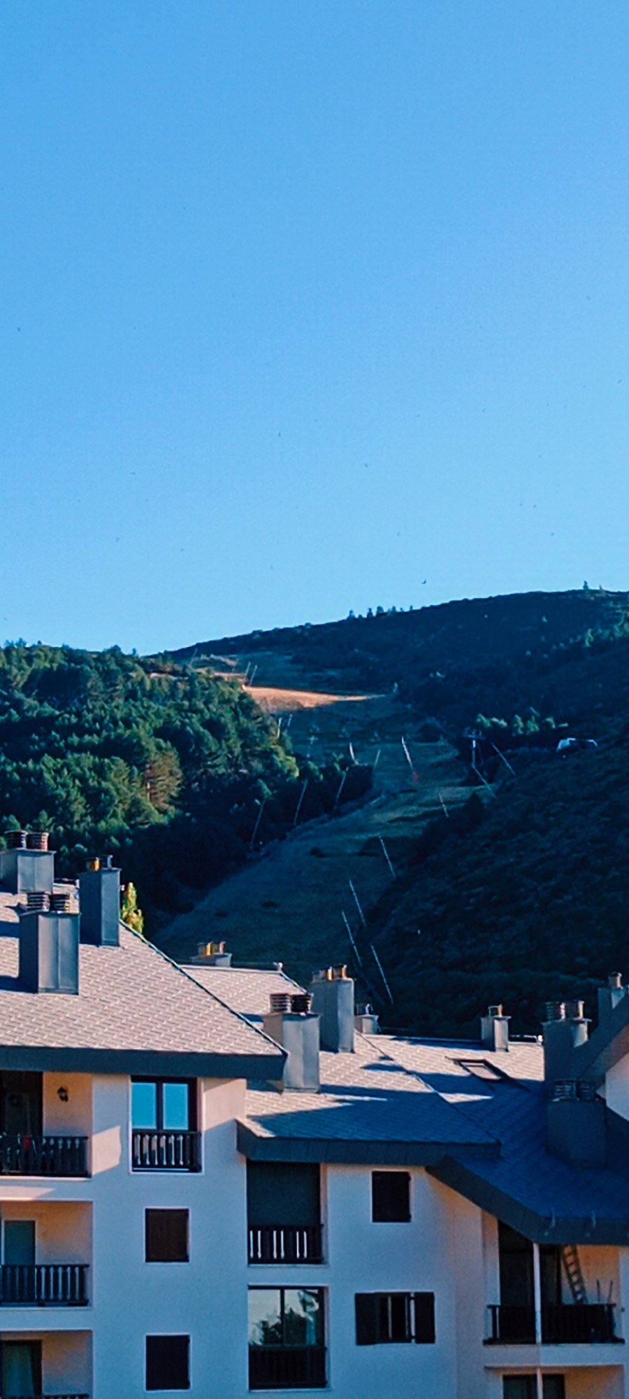 Gliders over La Pinilla mountains, then a Sierra sunset
