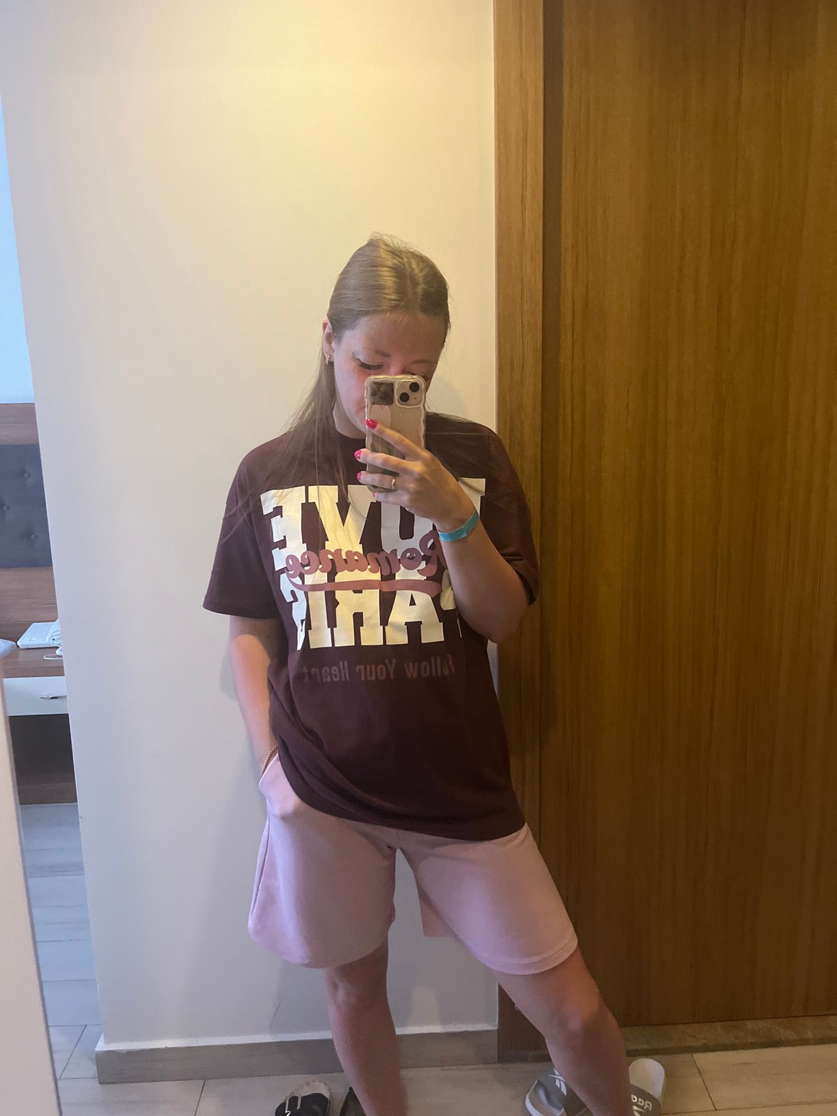 Lazy resort morning in Alanya — beach, cats, and flowers