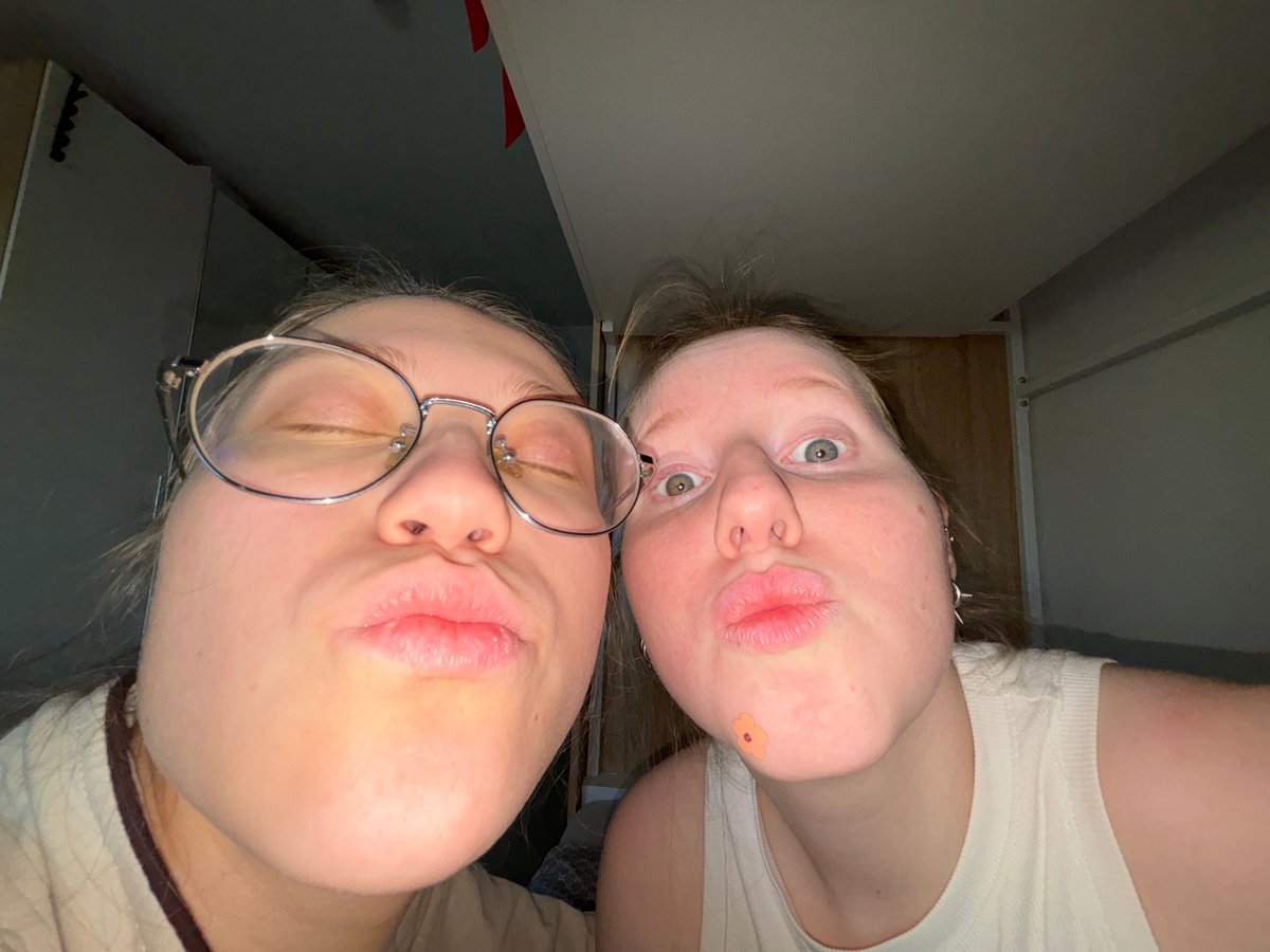 Casual moments captured in Perm: selfies and craftsmanship