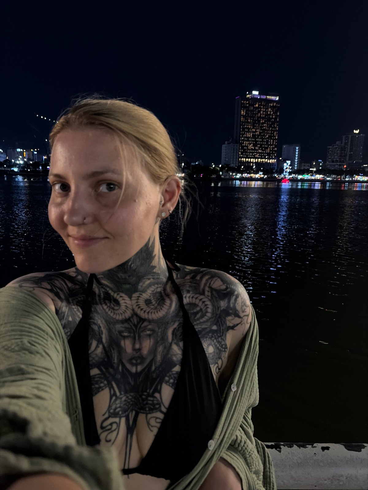 Family enjoys evening outing at Da Nang waterfront