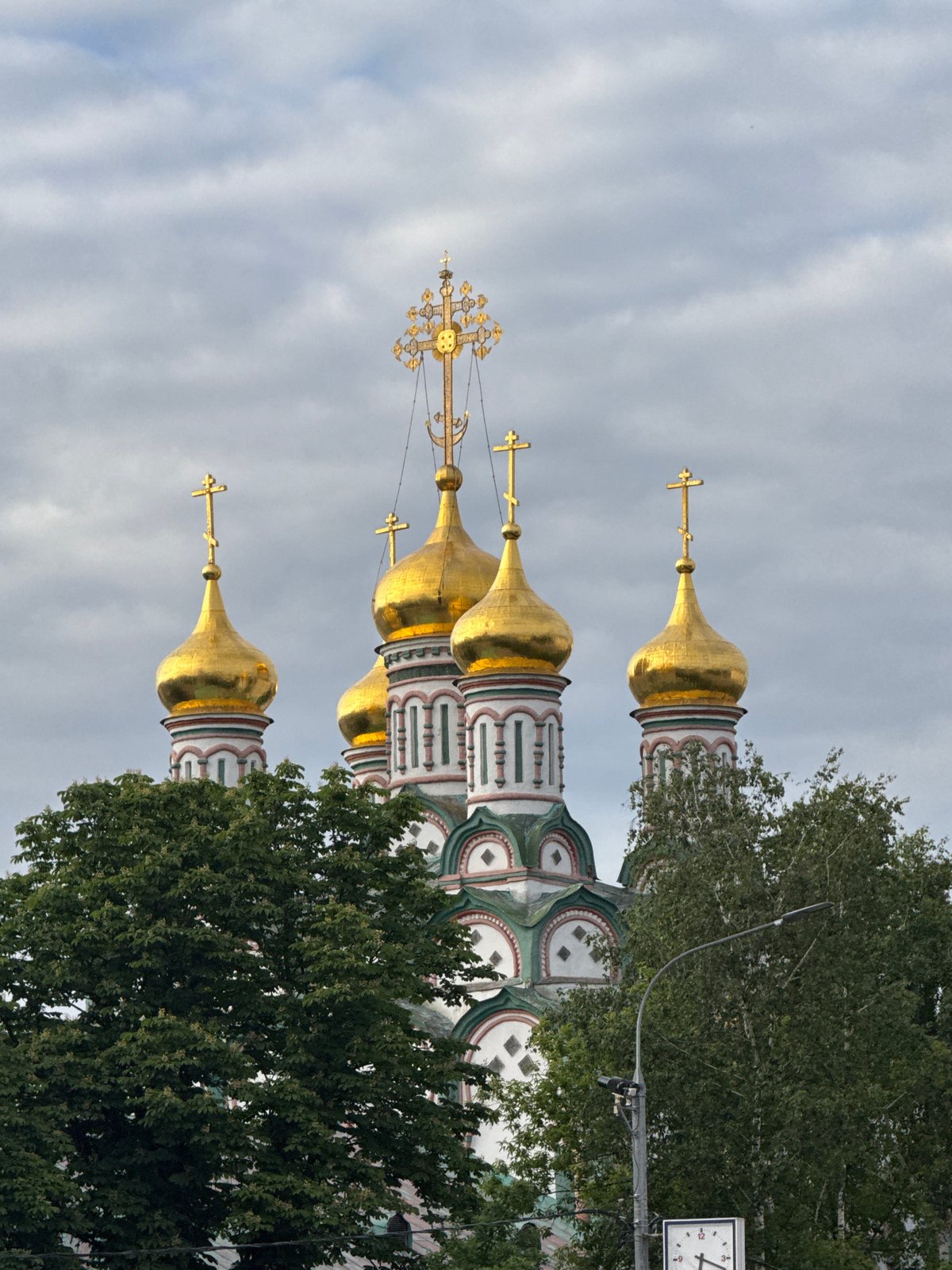 Moscow witness documents churches, streets, interiors across 16 minutes