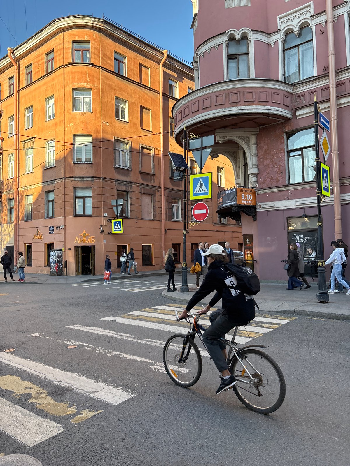 Everyday street life documented on Rubinshteina Street, Saint Petersburg