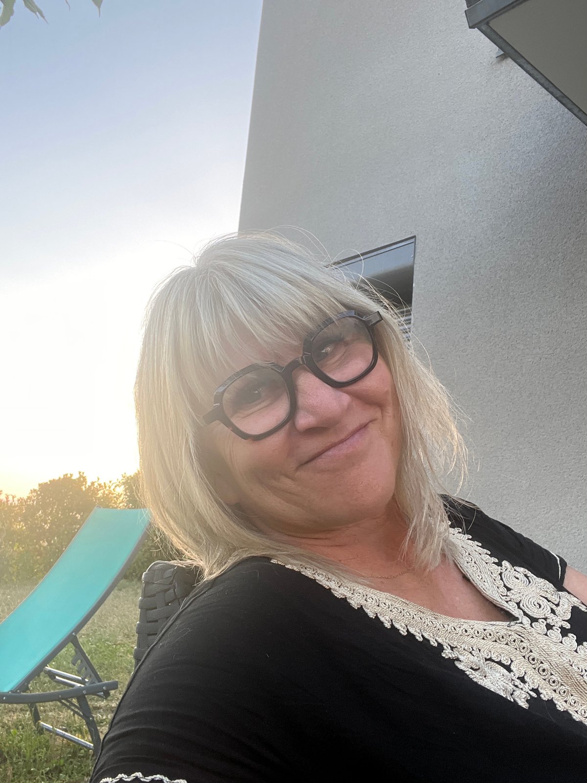 Packing up and snapping selfies in Chambœuf, France