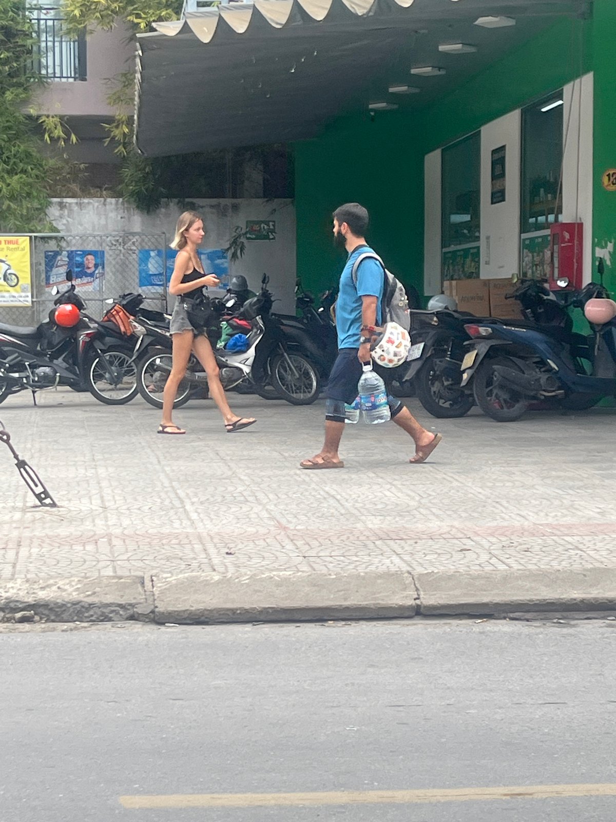 Morning street life and cafe culture documented in Đà Nẵng