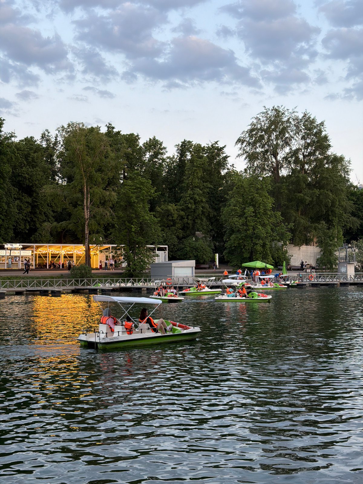 Evening leisure activities observed at Moscow waterfront location