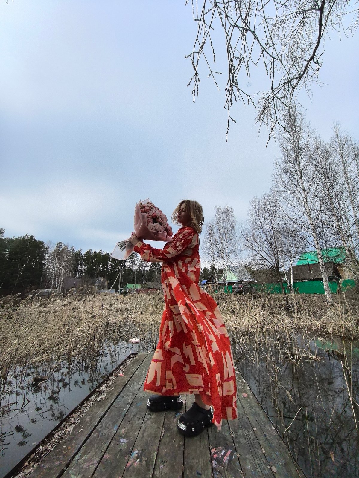 Woman with roses and bulldog photographed on dock in Noviy