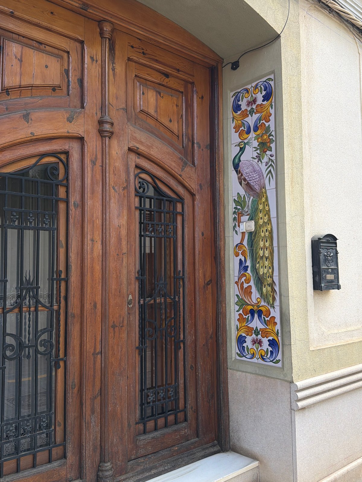 Morning street life documented in València's historic districts
