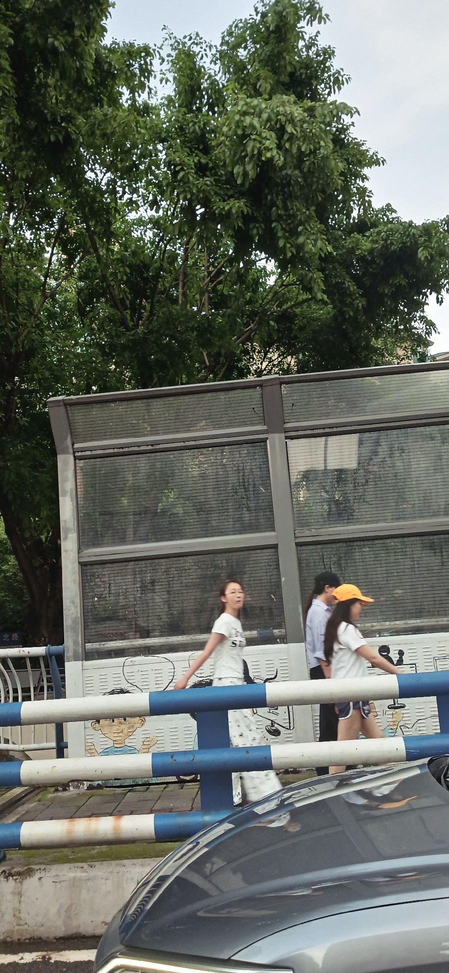 Ordinary street life captured in Yuzhong District moments