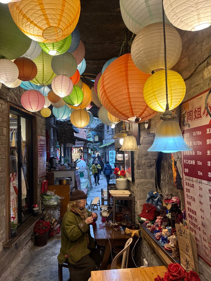 Chinese New Year celebrations unfold in Yuzhong District alleyways