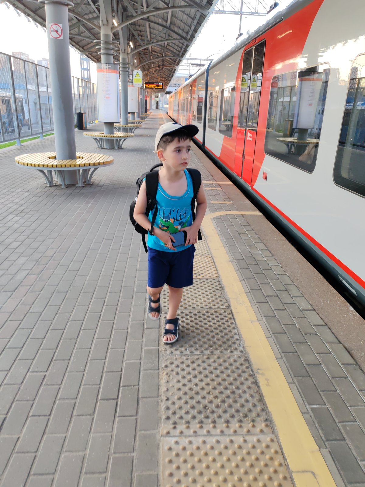 Busy afternoon at a Moscow rail platform, military and civilian travelers mix