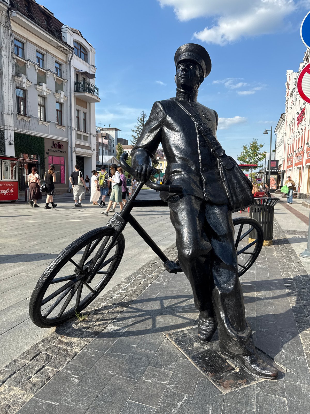 Bronze mail carrier sculpture on cobblestones in Nizhny Novgorod
